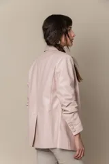 Blazer de cuero color lavanda, con cuello y solapa, bolsillo pequeño en el pecho y dos bolsillos con tapa en el frente.