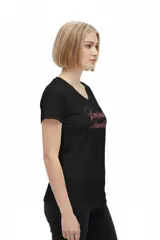 Remera negra de algodón, con cuello en V, mangas cortas, corte al cuerpo y estampa frontal con la frase "Emotionally Unavailable" en letras rosadas.