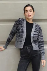 Cárdigan de tejido de punto con diseño geométrico en blanco, negro y beige. Corte recto, con botones al frente y lurex.