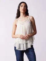 Blusa negra de gasa con breteles finos trenzados, escote redondo y capas superpuestas de encaje y gasa en el frente.