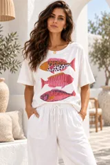Remerón blanco de corte relajado y mangas cortas, con estampa frontal de peces en tonos rosados y naranjas.