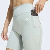 Calza corta deportiva Adidas de tiro alto, con ajuste ceñido y bolsillo lateral en el muslo. Confeccionada con tecnología AEROREADY de absorción de humedad.