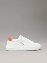 Zapatillas urbanas Calvin Klein de cuero blanco con logo CK en el lateral y detalle de gamuza color salmón en el talón.
