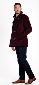 Montgomery corto color borgoña con cierre de cuerno y trabillas, estructura reforzada en los hombros y cuello pronunciado.