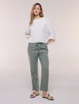 Pantalón de algodón color beige de corte recto, con pretina elastizada, cordón de ajuste y bolsillos laterales.