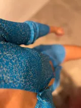 Top de punto manga larga, color azul brillante, con escote en V y cierre frontal con cordones.