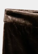 Pantalón flare de terciopelo color marrón, con tiro alto, cierre de cremallera lateral y forro interior.