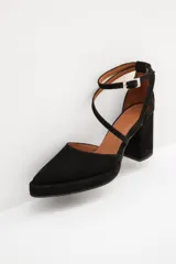 Sandalias de taco cuadrado alto y plataforma discreta, con diseño de tiras cruzadas en el empeine y cierre de hebilla en el tobillo.