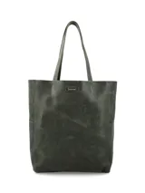 Cartera tipo tote bag de cuero en color verde oliva, con diseño minimalista, doble asa de hombro y placa metálica con logo de la marca en la parte frontal.