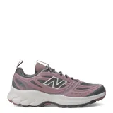 Championes de trail running New Balance 410 V9 para mujer, color violeta y gris con suela blanca. Cuenta con la tecnología Fresh Foam y AT Tread, capellada de malla y material sintético con la característica "N" en el lateral.