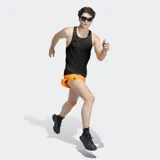 Short de running Adidas Adizero Essentials color naranja, con ajuste ceñido, cintura elástica con cordón y aberturas laterales en el dobladillo. Incluye calzoncillo interno de malla y tecnología AEROREADY para control de sudor.