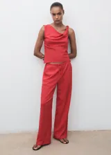 Pantalón rojo de tiro medio con diseño recto, cintura con goma elástica y cordón ajustable, y bolsillos laterales.
