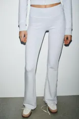 Pantalón de tiro alto color marrón, con cintura elástica y bajo acampanado (flare).