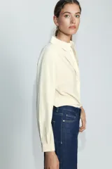 Camisa de manga larga confeccionada en mezcla de modal, con cuello solapa, cierre frontal con botones y puños clásicos.