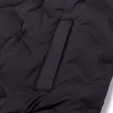 Chaleco puffer negro Caterpillar, con cuello alto, cierre frontal y bolsillos laterales tipo welt. Cuenta con parche de silicona con el logo de la marca en el pecho.