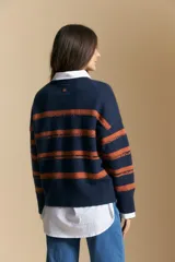 Sweater de tejido de punto con diseño de rayas horizontales en color azul marino y terracota, de cuello redondo y corte relajado.