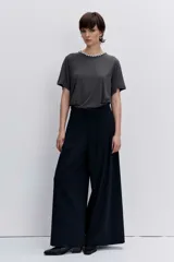 Remera de algodón color gris oscuro, con cuello redondo adornado con pedrería brillante, manga corta y corte recto.