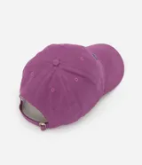 Gorra de sarga color fucsia con visera curva y bordado "Guapa" en azul.