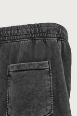 Pantalón jogger balloon fit de hombre, color negro con efecto lavado, confeccionado en algodón con interior afelpado. Cuenta con cintura elástica, bolsillos laterales y detalle de bolsillos traseros.