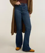 Pantalón de jeans azul, modelo flare con caída ajustada y bolsillos traseros con solapa.