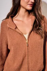 Cardigan oversize de punto color tostado, con cierre frontal y mangas largas.