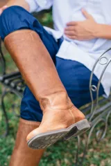 Bota de caña alta de cuero color marrón, con diseño erguido y suela de goma antideslizante.