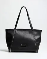 Cartera tipo tote bag de cuero sintético negro, con doble asa de hombro y detalles de tachas metálicas plateadas en los laterales frontales.