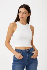 Musculosa de algodón con elastano, color blanco, de corte ajustado al cuerpo, cuello redondo y diseño sin mangas.