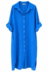 Vestido camisero azul francia, largo midi, de manga larga con trabilla para arremangar, escote en V con cuello camisero y cierre frontal de botones.