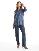 Blusa de lyocell con estampado floral en tonos azules, cuello con solapa, escote en V con botón frontal, mangas tres cuartos con puño ancho y ruedo curvo.