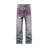 Pantalón de jean con corte recto y acabado desgastado, decorado con pedrería brillante en toda la superficie y un diseño de graffiti en color rojo con cristales en la zona frontal.