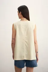 Blusa sin mangas color rosado con cuello redondo y corte holgado.