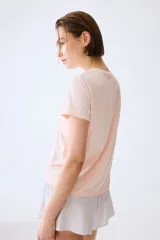 Remera de deporte DryMove de color rosado claro, con cuello redondo y mangas cortas.