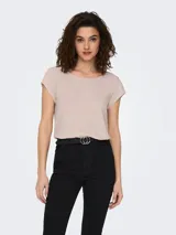 Camiseta básica negra de manga corta, con cuello redondo y diseño de espalda más larga.