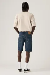 Short de denim azul de corte estándar, tiro medio y diseño clásico de cinco bolsillos.