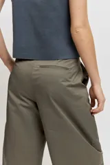 Pantalón wide leg verde militar con bolsillos laterales y cierre frontal con botón y cremallera.