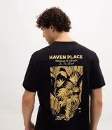 Remera masculina negra de algodón, corte comfort, con cuello redondo y mangas cortas. Presenta una estampa lettering con follaje "Royal Palace" en amarillo en el frente y la espalda.