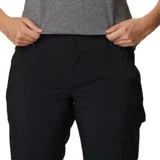 Pantalón convertible de senderismo color negro, con perneras desmontables mediante cremallera que permiten transformarlo en shorts. Cuenta con bolsillos laterales y traseros, diseñado con tecnología de protección solar.