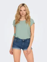 Camiseta básica negra de manga corta, con cuello redondo y diseño de espalda más larga.