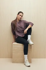 Calza deportiva de tiro alto con pretina ancha, diseñada para brindar sujeción y libertad de movimiento.