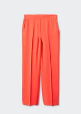 Pantalón de vestir estilo wideleg, de corte recto y tejido fluido. Cuenta con cierre oculto de botón, gancho y cremallera, además de dos bolsillos laterales y forro interior.
