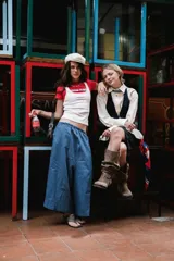 Pantalón de lino color azul, de corte holgado y ancho, con elástico en la cintura y bordado en la parte trasera.