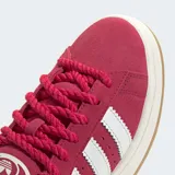 Championes Adidas Campus 00s color borgoña con las tres tiras blancas y suela color crema.