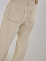 Pantalón de tiro medio-alto con corte recto y pierna ancha. Confeccionado en una mezcla de algodón, viscosa y lino, presenta bolsillos delanteros y traseros, cierre frontal con botón y costuras reforzadas a la vista.