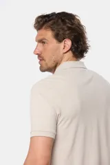 Remera polo de piqué, color azul, de manga corta con cuello en Rib y botones personalizados.