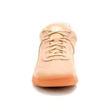 Championes Caterpillar modelo Versy Lo, color beige, confeccionados en cuero nobuk con detalles en gamuza. Presentan suela de goma color caramelo, cierre con cordones y logo de la marca grabado en el lateral y la puntera.