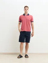 Bermuda de gabardina color marrón con bolsillos cargo laterales y bolsillos traseros con solapa.