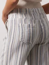 Pantalón celeste de lino marca Dash, con pretina elastizada, lazo de ajuste y bolsillos delanteros y traseros.