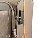 Valija de cabina color khaki, marca Hamburgo, confeccionada en material textil. Cuenta con un compartimento interno con cierre, un compartimento externo con cierre, candado TSA y cuatro ruedas.