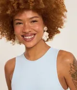 Body color marrón, sin mangas, con cuello halter y cierre en la entrepierna.